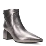 Botas de cuero color blanco, con taco cuadrado y punta fina.