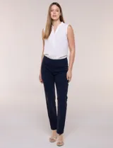 Pantalón de vestir negro con silueta recta y corte entallado, confeccionado en tejido elástico con nervadura central vertical. Cuenta con cintura ancha de soporte y panel de malla interna modeladora.