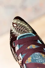 Bailarinas negras con bordado floral multicolor, escote cuadrado, punta y talonera. Cintas de grosgrain color borgoña que se atan al tobillo.