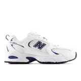 Championes urbanos New Balance modelo 530, de diseño retro inspirado en el running. Presentan una base de malla blanca con superposiciones de cuero sintético y detalles en azul marino. Incorporan tecnología de amortiguación ABZORB en la entresuela para mayor comodidad.