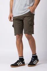 Bermuda cargo de gabardina con bolsillos laterales amplios con solapa y broche metálico. Presenta cintura con pasadores para cinturón y etiqueta tejida decorativa en uno de los bolsillos.