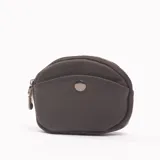 Monedero pequeño de cuero sintético color gris con cierre de cremallera y broche metálico.