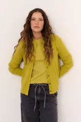 Cardigan de punto con diseño de ochos, color verde, de manga larga y cierre frontal con botones.