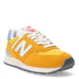 Championes urbanos New Balance modelo 574, color naranja con detalles en blanco, celeste y gris. Confeccionados en gamuza y malla, cuentan con el logo N característico en los laterales y entresuela con tecnología ENCAP para mayor soporte y amortiguación.