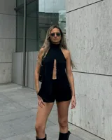 Short negro de tiro alto con corte irregular en la pierna.