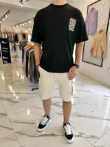 Bermuda de jean estilo cargo con bolsillos laterales con solapa y corte oversize.