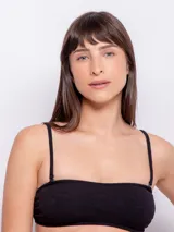 Top de bikini strapless negro con breteles finos regulables y gancho en la espalda. Diseño con textura de flores, forro y copas desmontables.