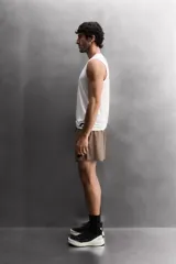Short deportivo Zara Athleticz color marrón, de tejido técnico ligero y elástico con cintura elástica ajustable con cordón y detalles de bolsillos.