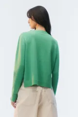 Sweater de tejido de punto verde, con calce regular levemente suelto, escote redondo y mangas largas con puños acanalados.