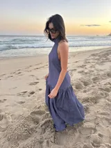 Vestido largo marrón de crepe texturizado, con cuello halter fruncido, diseño holgado y falda larga con vuelo.