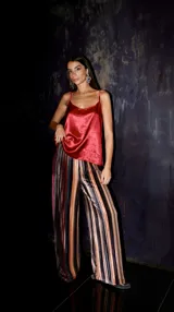 Top de raso color rojo con breteles finos regulables.