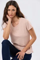 Remera básica de algodón color negro, con cuello redondo y mangas cortas de corte clásico.