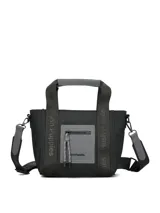 Cartera tipo tote de color gris oscuro, confeccionada en material sintético resistente. Presenta correas de mano con el logo de la marca estampado, un bolsillo frontal con cierre y tirador decorativo, y una correa de hombro ajustable y extraíble con detalles en gris claro.