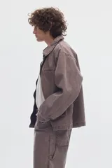 Campera de denim color gris oscuro con lavado washed, cierre metálico frontal y bolsillos delanteros, de diseño clásico.