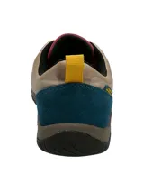 Sneaker de diseño outdoor con tecnología impermeable, capellada textil en tono beige con detalles en azul y bordó, cordones bicolores y suela de goma de doble densidad.