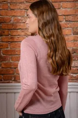 Sweater de tejido fino con acabado brillante de lurex, cuello redondo y mangas largas.