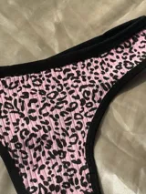 Colaless de algodón suave con diseño animal print en tonos amarillo y negro sobre base cruda.