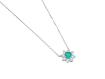 Collar de plata 925 con dije en forma de flor con circonias blancas y turmalina verde central. El largo del collar es de 40cm más 3cm de alargue.