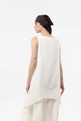 Vestido largo color tostado con silueta relajada, escote en V, sin mangas y diseño de falda en capas. Cuenta con un lazo fino regulable en la cintura.