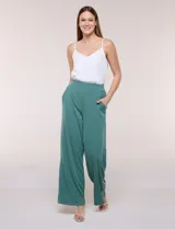 Pantalón wide leg plisado color verde, de tiro alto con pretina ancha elastizada y bolsillos laterales.
