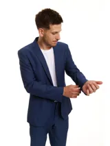 Traje de dos piezas compuesto por un saco de corte slim con solapas clásicas y bolsillos frontales, y un pantalón de corte ajustado. El conjunto presenta un diseño liso en color azul.