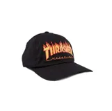Gorra de visera curva Thrasher color negro, con el logo clásico de la marca bordado en el frente con diseño de llamas en tonos naranja y amarillo.