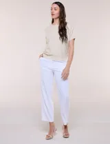 Buzo tejido fino de manga corta color blanco, marca Allie Rose, con escote redondo, hombros caídos y trama calada en patrón geométrico de rombos.