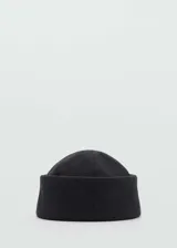 Gorro estilo beanie con borde vuelto, confeccionado en tejido de mezcla de lana y poliéster con forro interior de algodón.