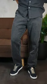 Pantalón de jean con efecto lavado, corte recto y ajuste clásico.