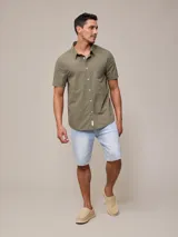 Camisa de manga corta marca Polanco, confeccionada en algodón, con cuello abotonado y bolsillo frontal.