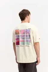 Remera oversize color marfil, con estampa estilo collage en la espalda y mangas cortas.