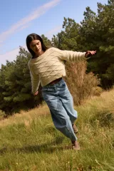 Sweater crop de tejido de punto con diseño de rombos en relieve, cuello redondo y terminaciones acanaladas en puños y ruedo.