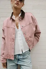 Cazadora de denim efecto lavado color rosado, con cuello solapa de pana marrón, cierre frontal con botones metálicos y bolsillos delanteros de plastrón.