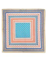 Pañuelo cuadrado de satén con estampado geométrico y floral en tonos turquesa, naranja, azul y beige.