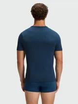 Remera interior de cuello redondo y manga corta, confeccionada en algodón suave. Presenta un diseño minimalista con el logo de la marca bordado discretamente en el pecho.