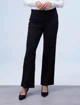 Pantalón negro de corte recto y pretina ancha elastizada.