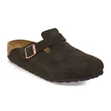Zueco Birkenstock modelo Boston, confeccionado en gamuza color marrón oscuro. Presenta una tira ajustable con hebilla metálica en tono cobre y plantilla anatómica de corcho.