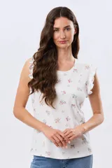 Remera blanca de algodón con delicado estampado floral y volados en las mangas cortas, con diseño de cuello redondo.