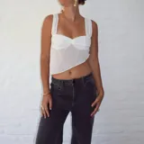 Top blanco de microtul con breteles finos y corte asimétrico.