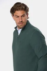 Sweater verde oscuro texturizado, con cuello alto y medio cierre con cremallera. Confeccionado en algodón.