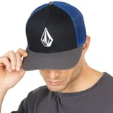 Gorra Volcom modelo Cheese tipo trucker, con frente negro, visera marrón, paneles traseros de red azul y logo bordado en el frente.