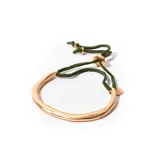 Pulsera dorada con tiento negro ajustable.