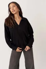 Pullover de tejido liso con mangas de fleece suave, cuello camisero con escote en V y abertura, puños y bajo acanalados.