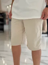 Bermuda deportiva de corte baggy y estilo jogging, en color beige, con bolsillos laterales y cintura elástica.