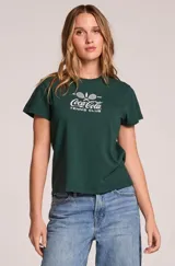 Remera de manga corta color verde oscuro, confeccionada en algodón, con cuello redondo y diseño vintage de Coca Cola Tennis Club estampado en el pecho en color blanco.