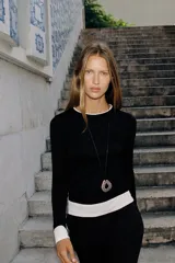 Camiseta de manga larga color gris melange, con cuello redondo y bajo recto. Presenta un detalle de tejido efecto doble a contraste en el cuello, puños y dobladillo inferior en color blanco.