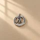 Dije de plata 925 con diseño circular, relieve de dos boxeadores luchando en el centro y la inscripción "BOXING" en el borde.