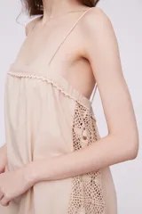 Vestido corto color marfil con breteles finos, escote recto y detalle de puntilla en los laterales y ruedo.