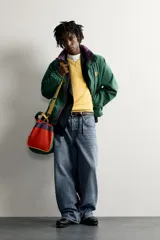 Jeans baggy fit de tiro medio, confeccionados en denim de algodón con efecto lavado. Presentan un diseño de cinco bolsillos, corte holgado y amplio en toda la pierna, con cierre frontal de botones.