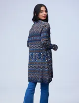 Cardigan largo con estampado floral en tonos azules, marrones y blancos. Diseño plisado y mangas largas.